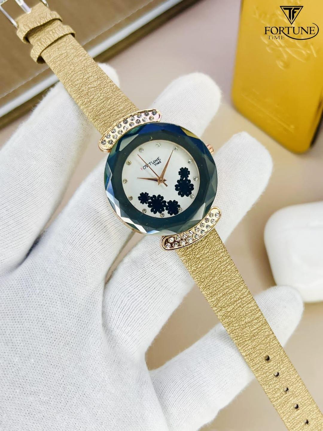 Elegant ladies watch with leather strap – Femina