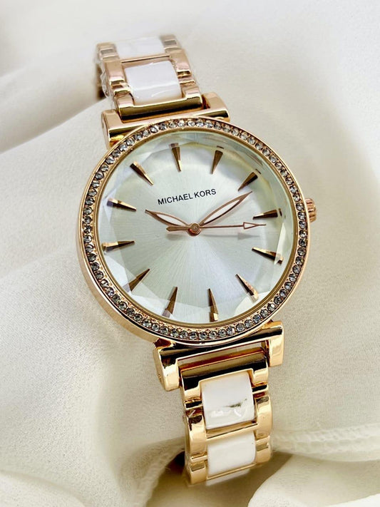 Premium style wristwatch for college girls
