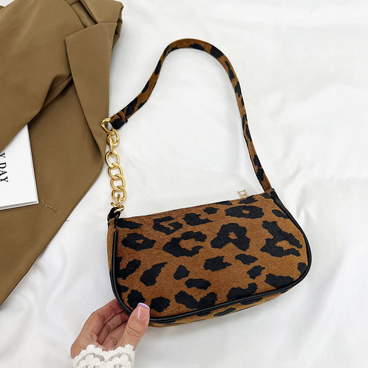 Trendy handbag for casual and party looks