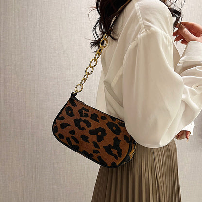 Luxury Chain Sling Bag – For University & Daily Use | Femina